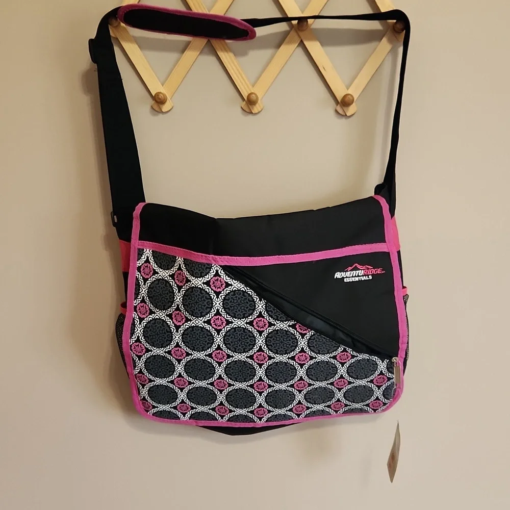 AdventuRidge Essentials messenger bag backpack. Size 16x15
